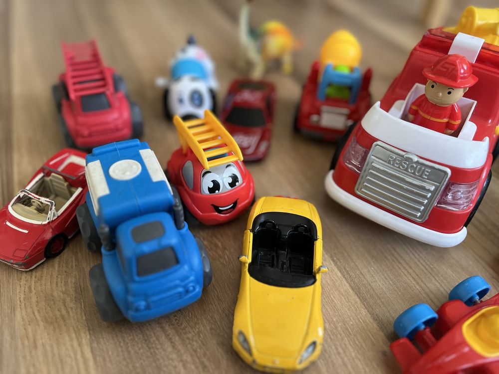 Samochodziki plastikowe + inne zabawki