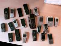 Zestaw starych telefonów komurkowych