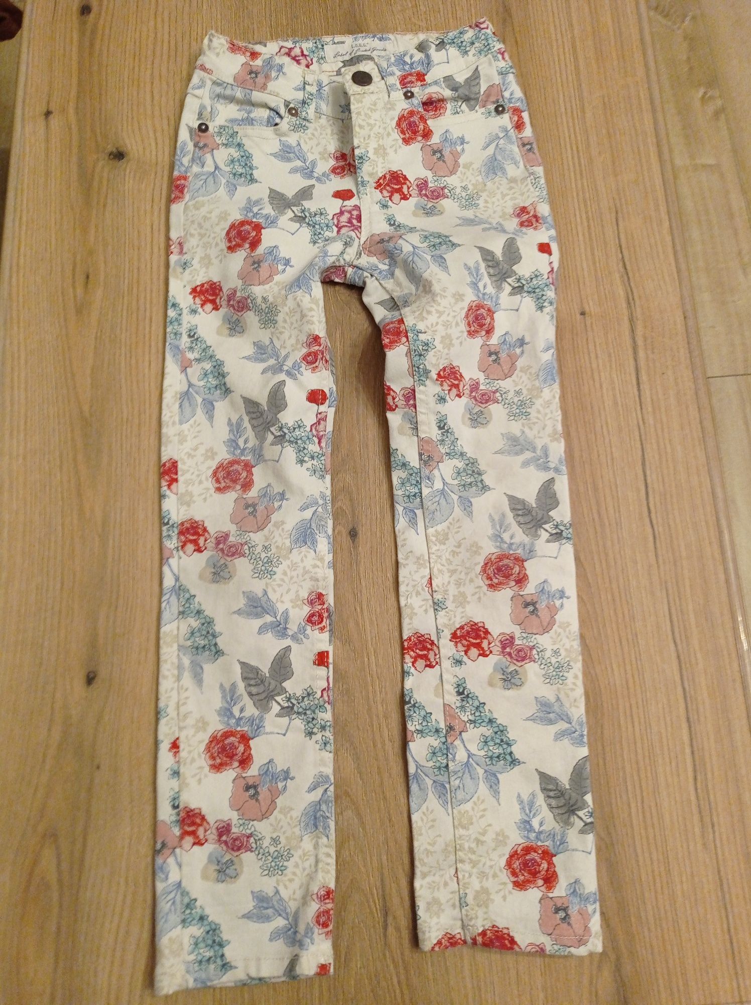 Spodnie jeansy h&m 122 w kwiaty róże regulowane w pasie