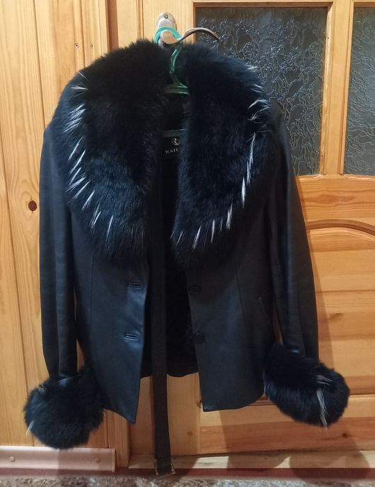 Кожаная женская куртка М