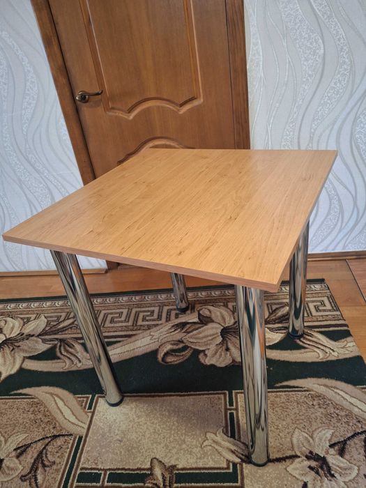 Стіл для кухні або кав'ярні