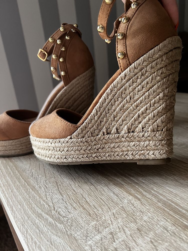 Brązowe espadryle na koturnie DeeZee r. 37