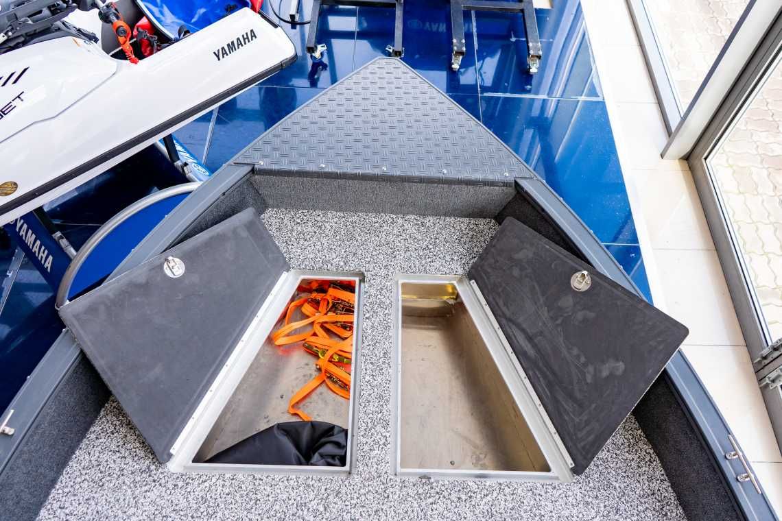 ЧОВЕН Powerboat 520 DC