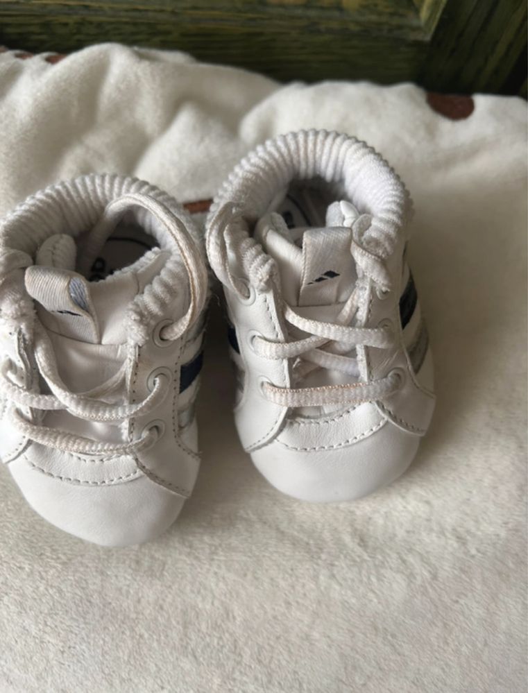 Pierwsze buciki niechodki dla niemowlaka adidas