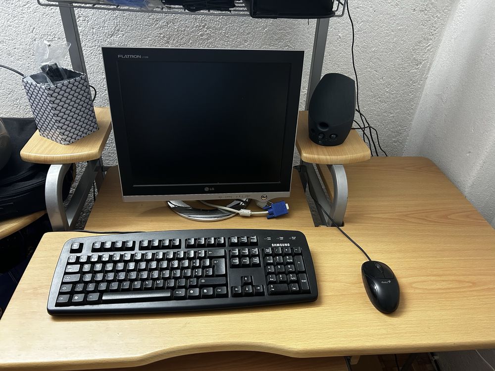 Secretária, monitor, teclado e rato