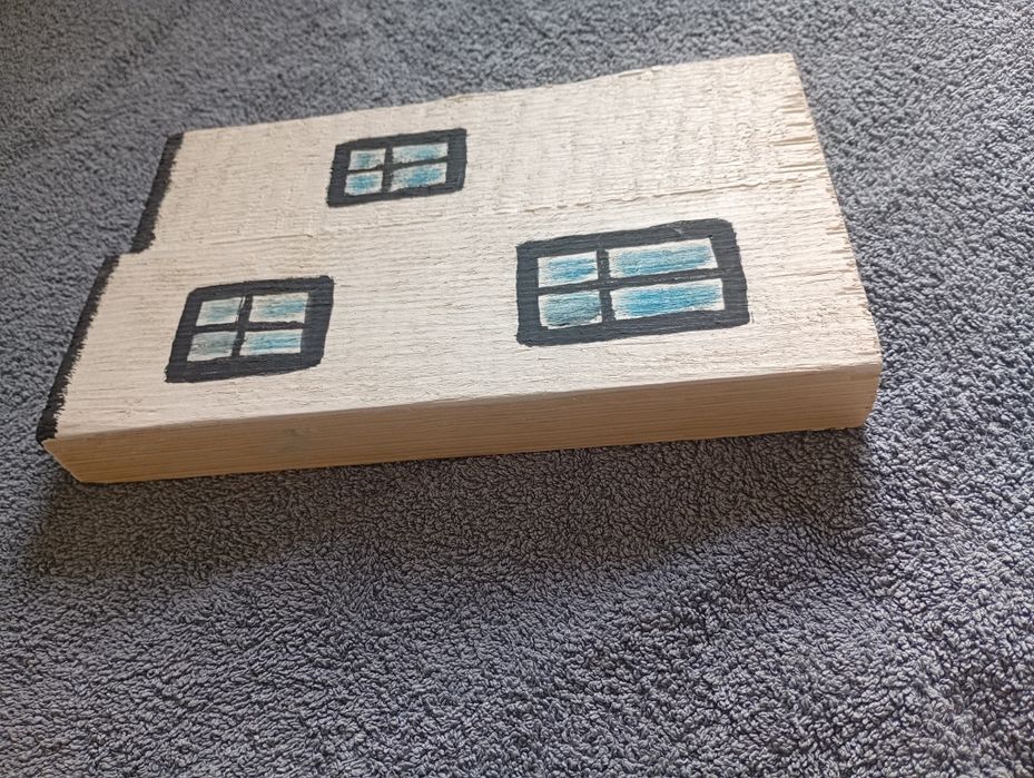 Domek ręcznie namalowany na desce