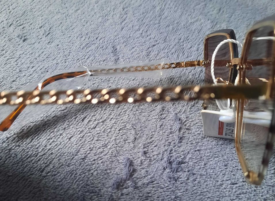 Nowe okulary przeciwsłoneczne, złote oprawki.