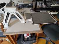 Suporte articulado para monitor e teclado