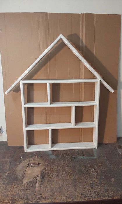 Półka w kształcie domku