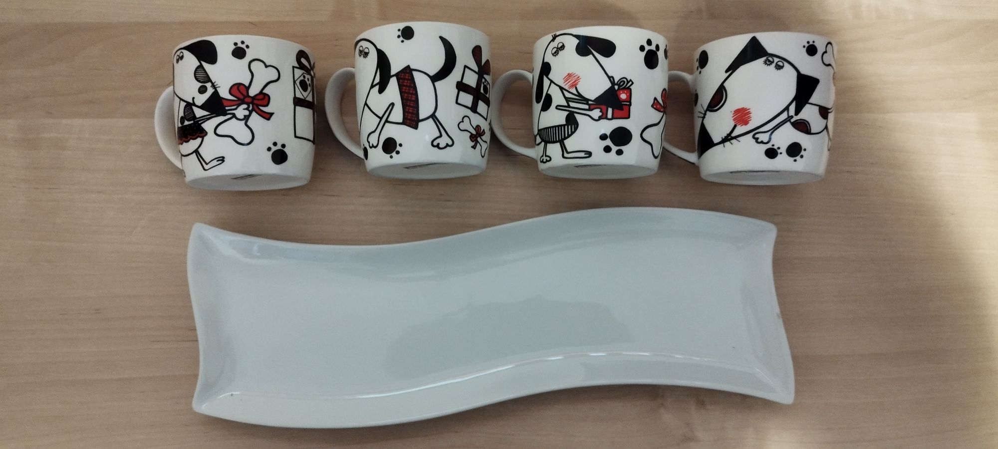 Cztery kubki na tacy. Porcelana. Nowe. Bez opakowania