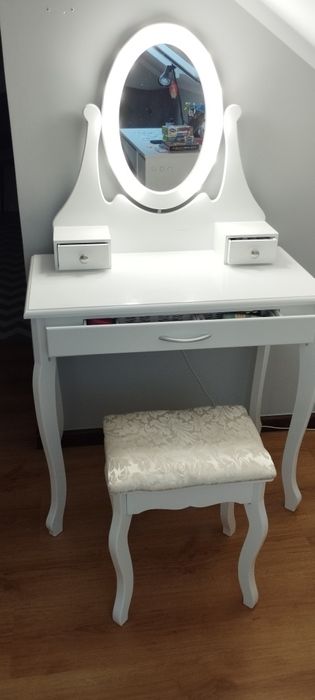 Toaletka kosmetyczna z lustrem plus krzesełko gratis