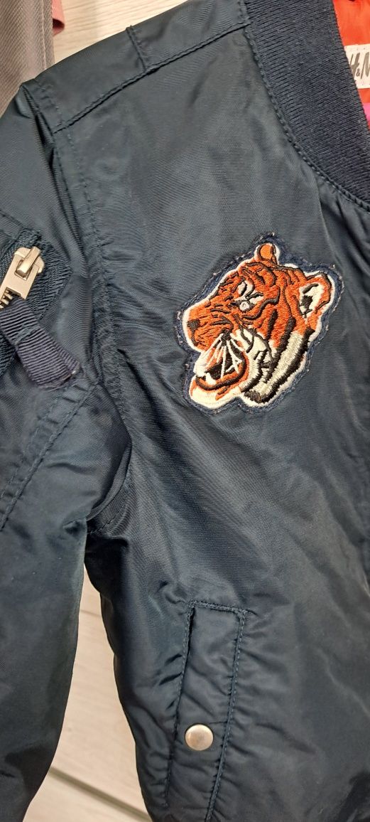 Kurtka bomberka fleka z naszywkami H&M rozm 104/110