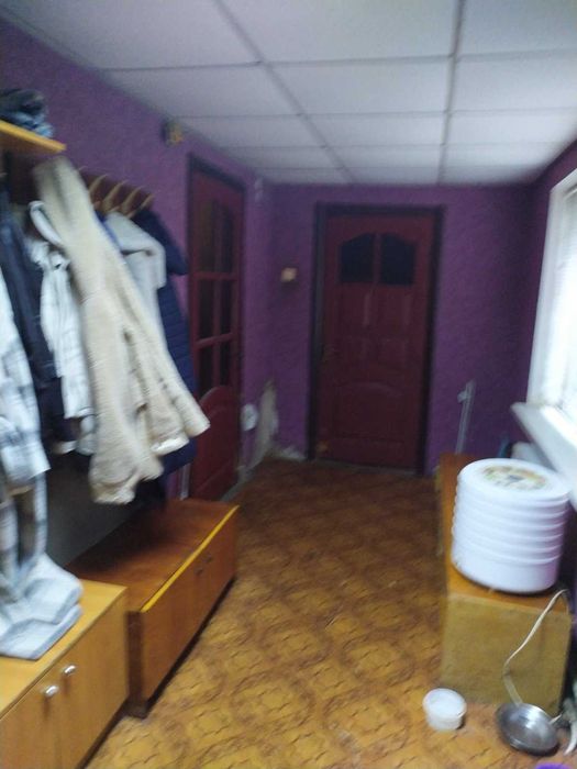 Частина цегляного будинку в затишному районі міста