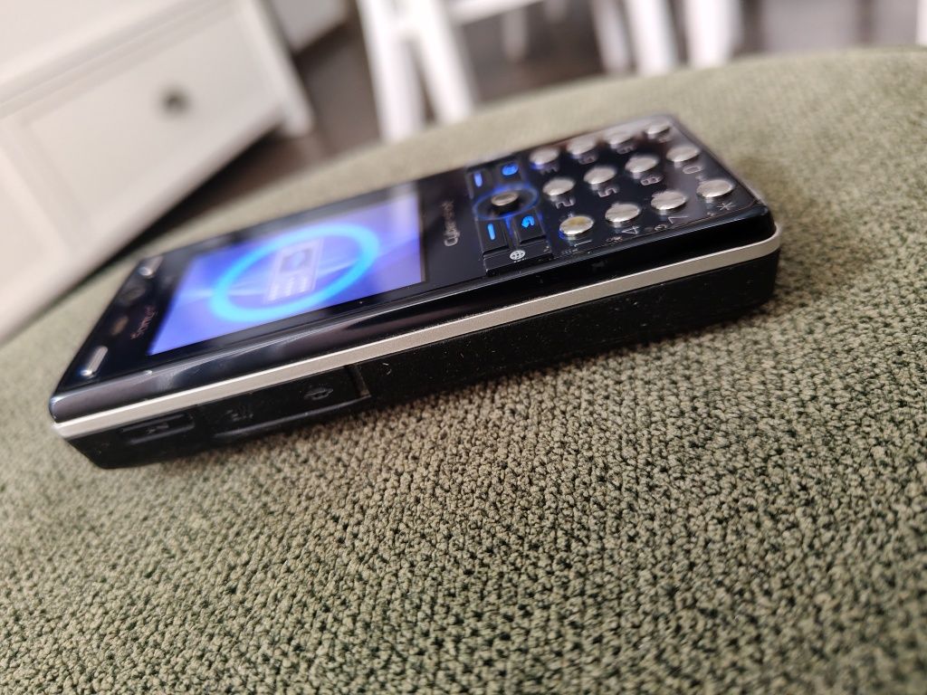 Sony Ericsson K810i + pudełko, ladowarka, słuchawki, smycz, dokumenty