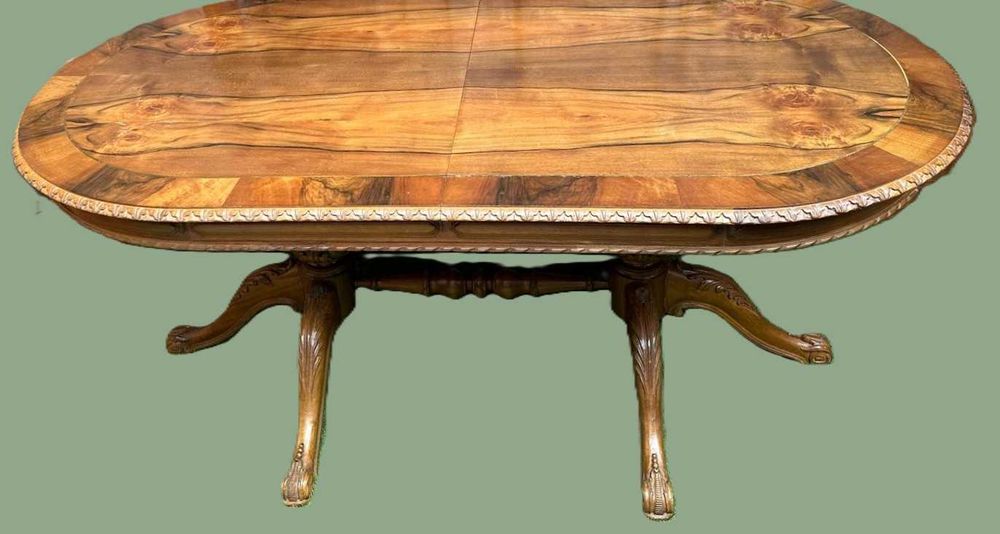 Mesa extensível em madeira maciça, em perfeito estado