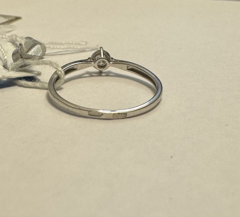 Золотое кольцо с бриллиантом