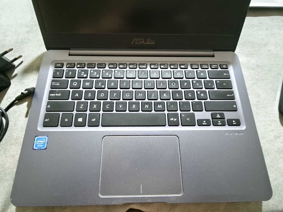 Asus E406M laptop