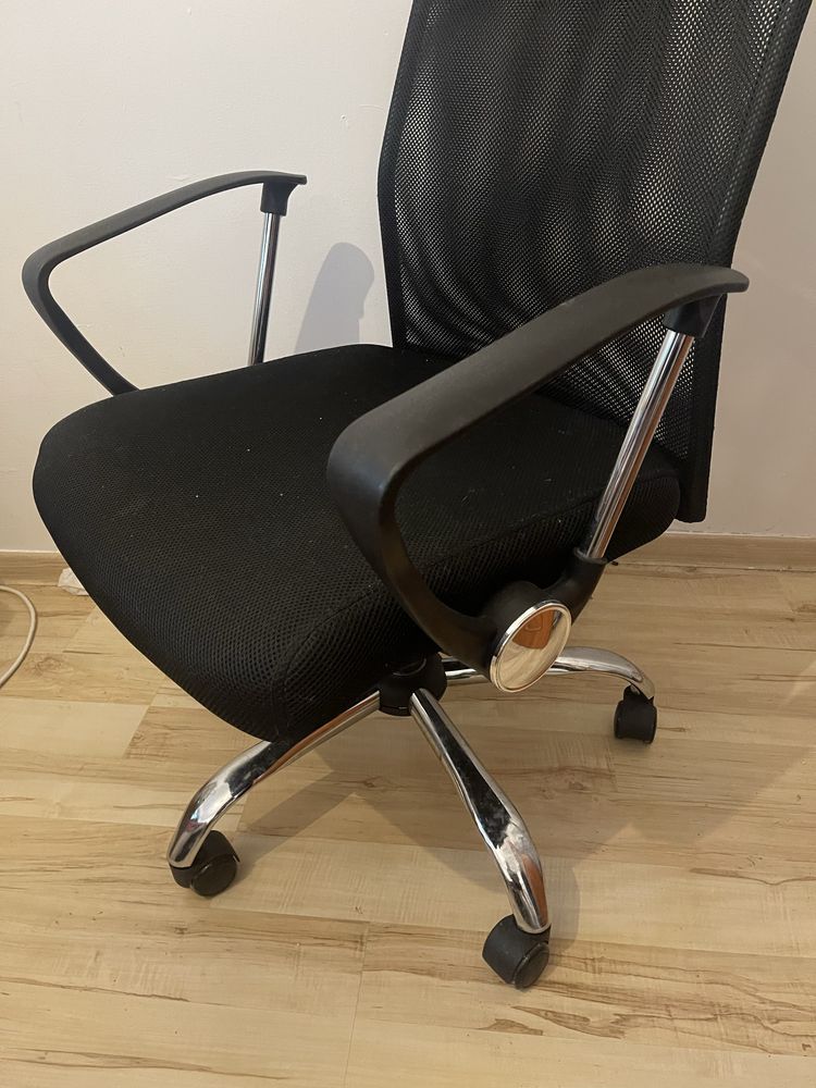 Regulowane krzesło biurowe jysk