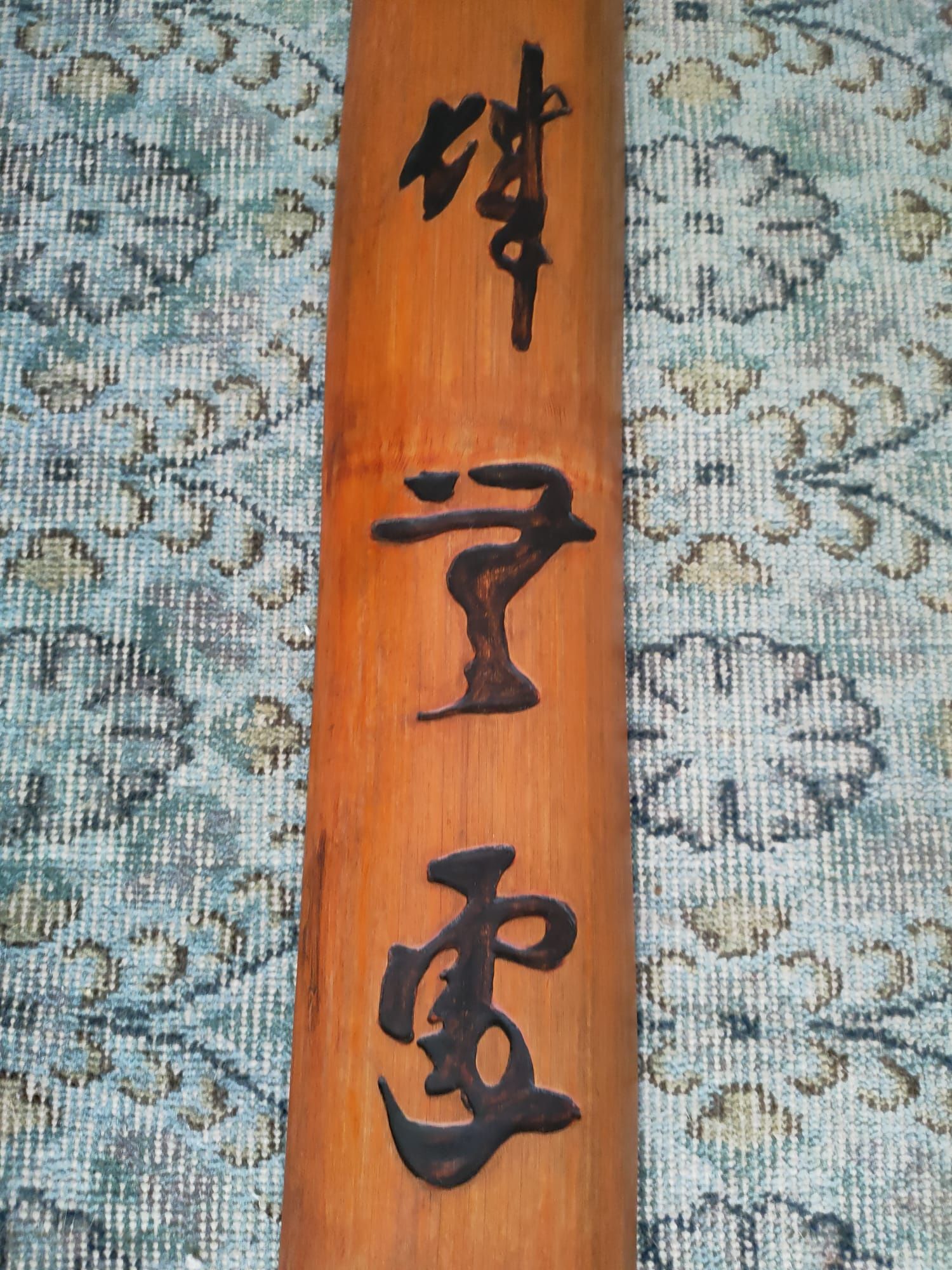 Bambu com inscrições gravadas