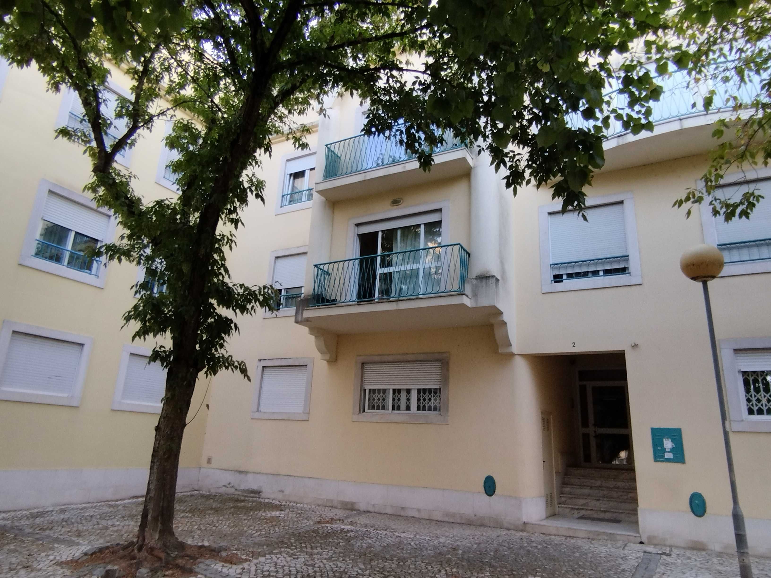 Quarto a 75 metros da FCT UNL