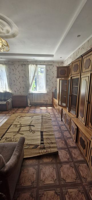 Полтава. 2ком с пакоместом 1эт 1эт дома 8000 и сч.рядом  Юракадемия .