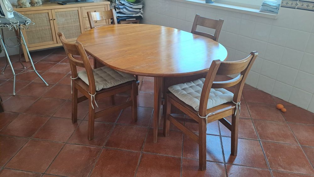 Mesa CERNE com quatro cadeiras