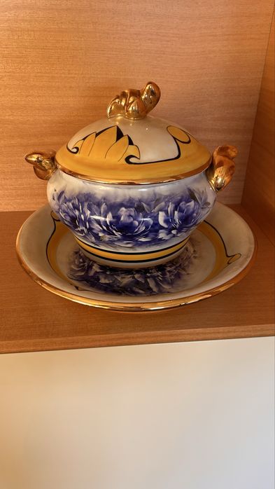 Conjunto de peças em porcelana pintadas à mão