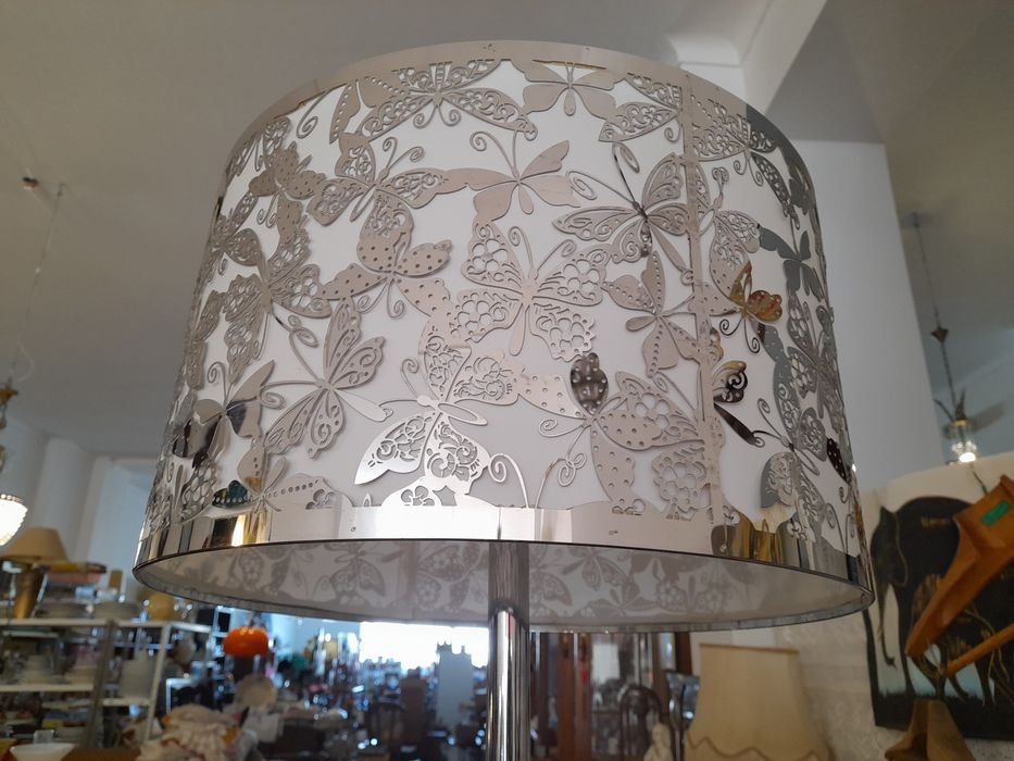 Candeeiro Pé alto - metal prateado com borboletas- 3 Lâmpadas- novo