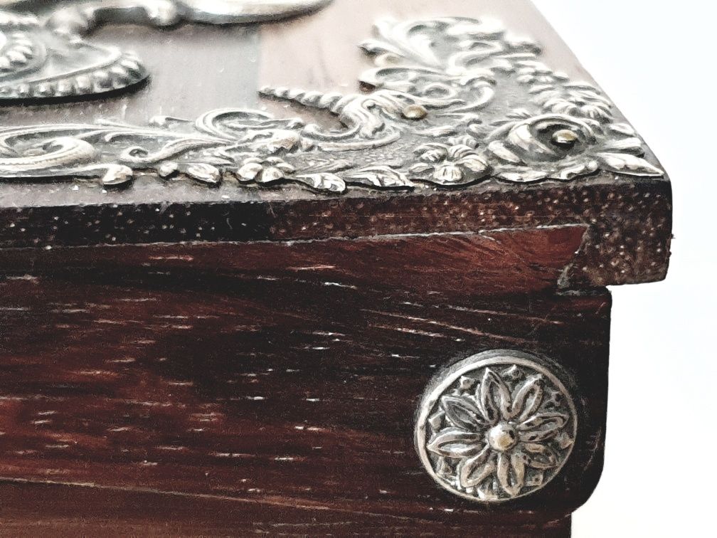 Para restauro: antiga caixa em pau santo brasonada em prata
