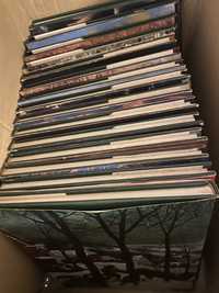 Caixas com varios livros e coleccoes
