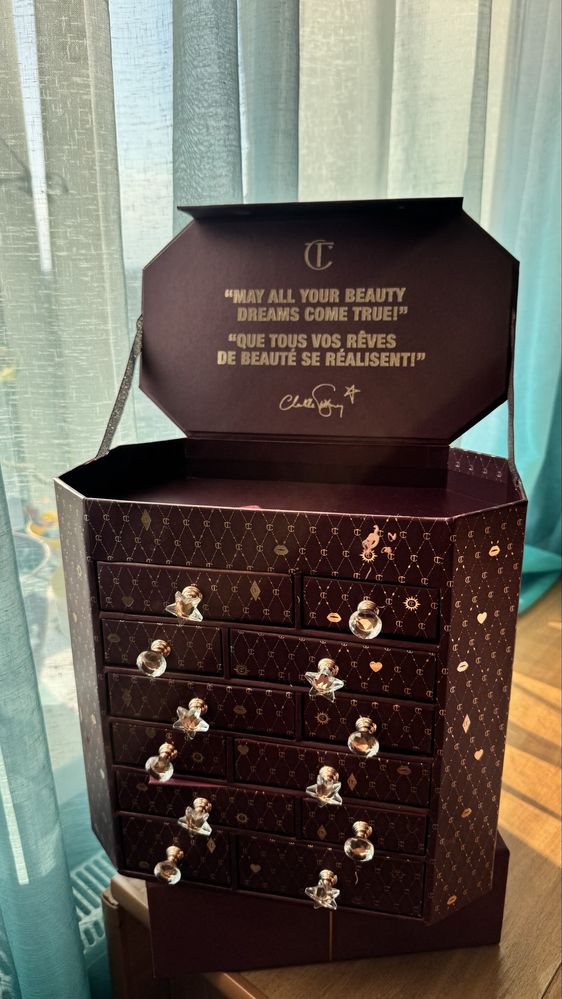 Коробка від адвент-календаря Charlotte Tilbury