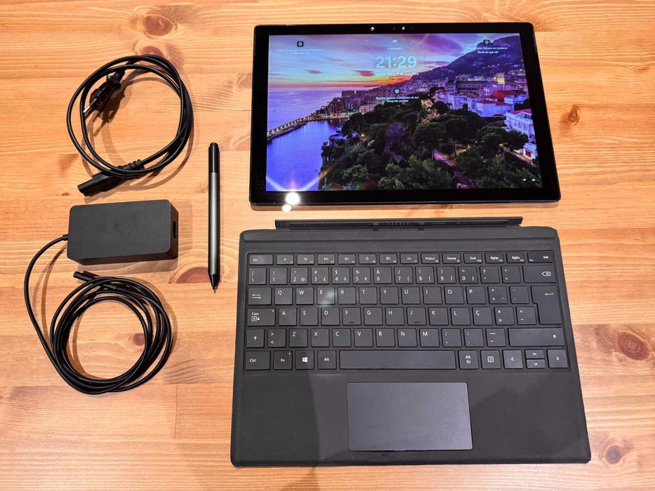 Microsoft Surface Pro 7 com caneta e teclado