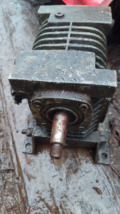 Редуктор в чудовому стані+два більших редуктора