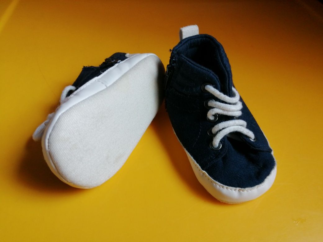 Sapatos/pantufas bebé 9/12 meses. Cada par 2,50€.