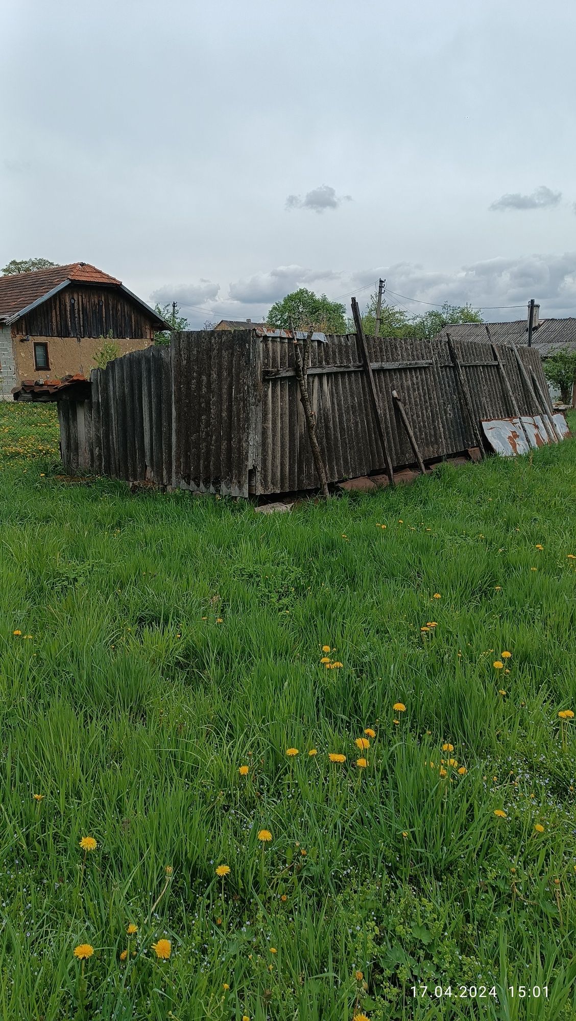 Дерево розібрана хата