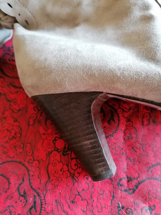 Botins com saltos-altos