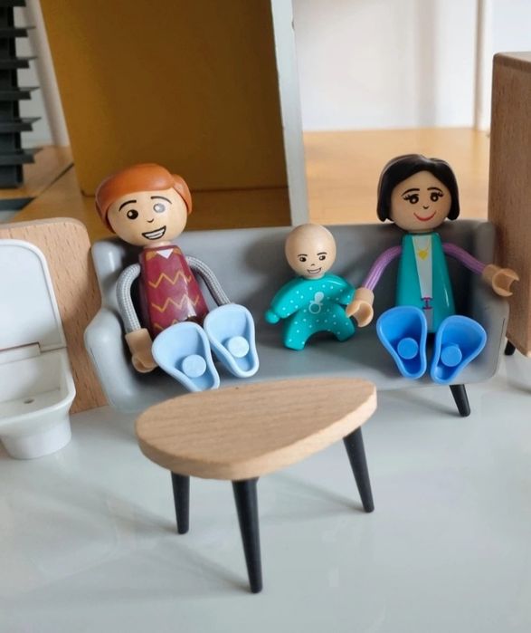 Duży drewniany domek dla lalek