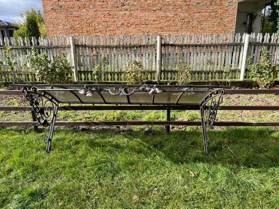 Дашок над вхідними дверями