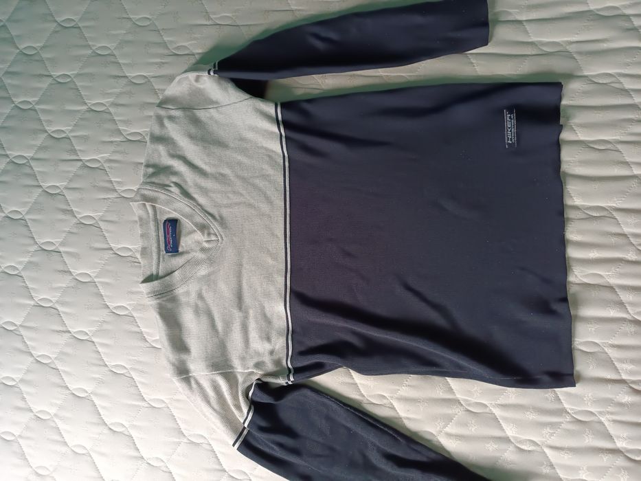 Bluza w serek biało granatowa