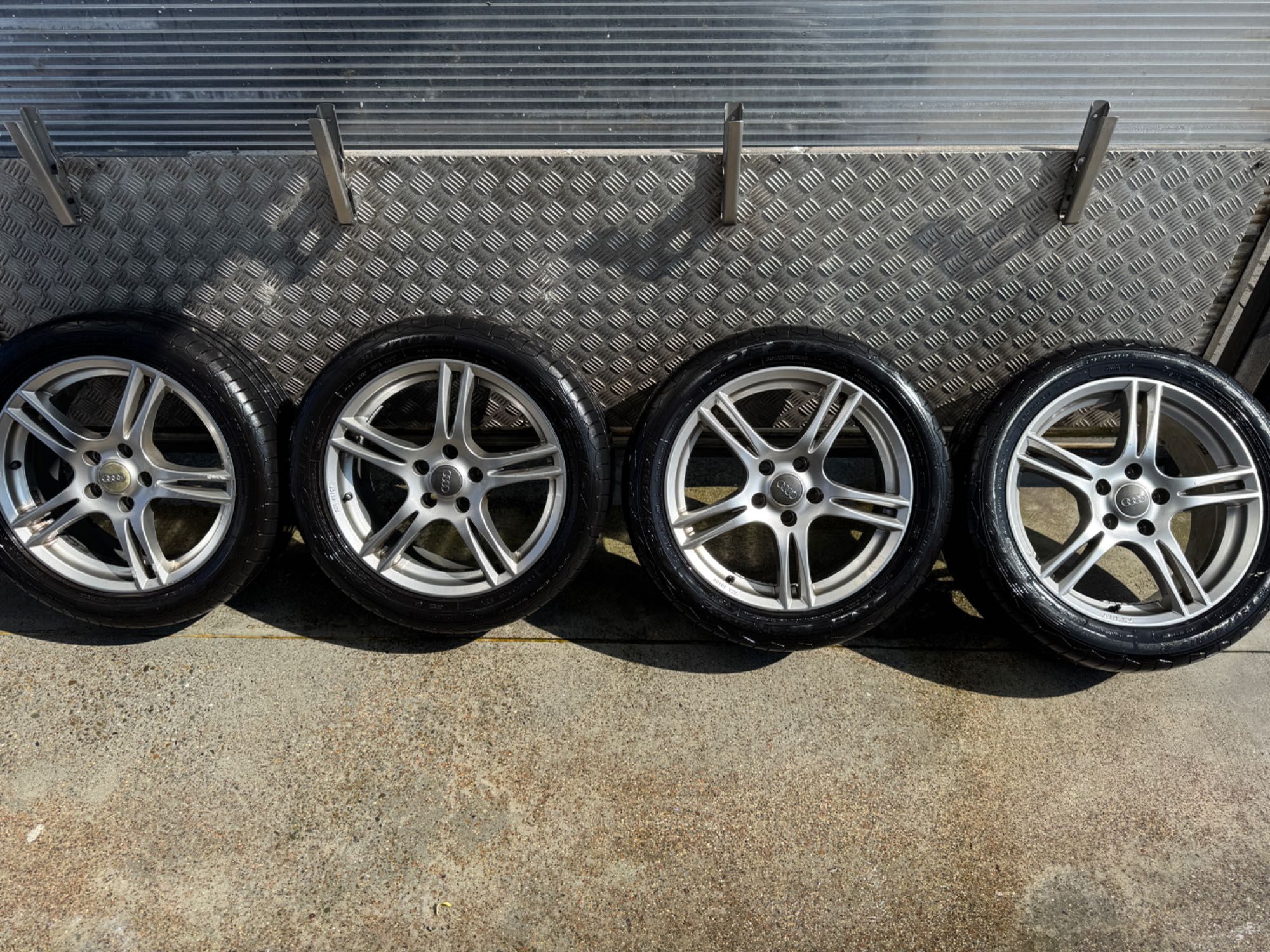 Felgi aluminiowe Audi R17 z oponami