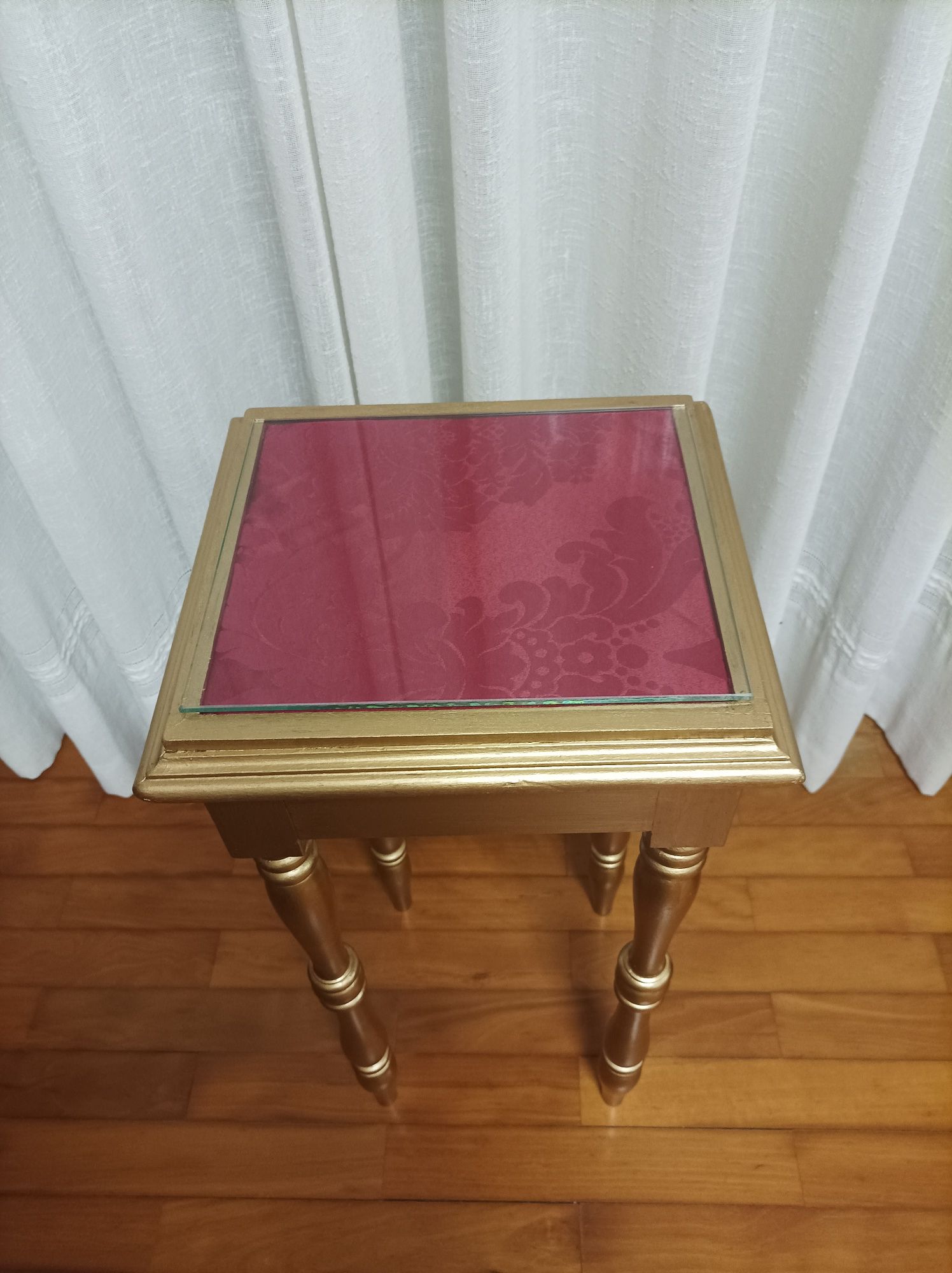 Mesa muito antiga de apoio restaurada estilo vitoriano .