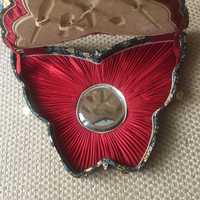 Caixa de costura em forma de borboleta