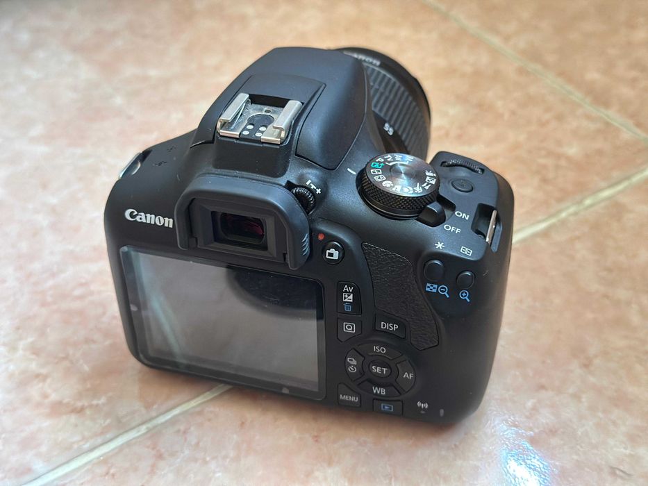Canon EOS 2000D DSLR + Lente 18-55mm + Bateria Extra + Mala Transporte