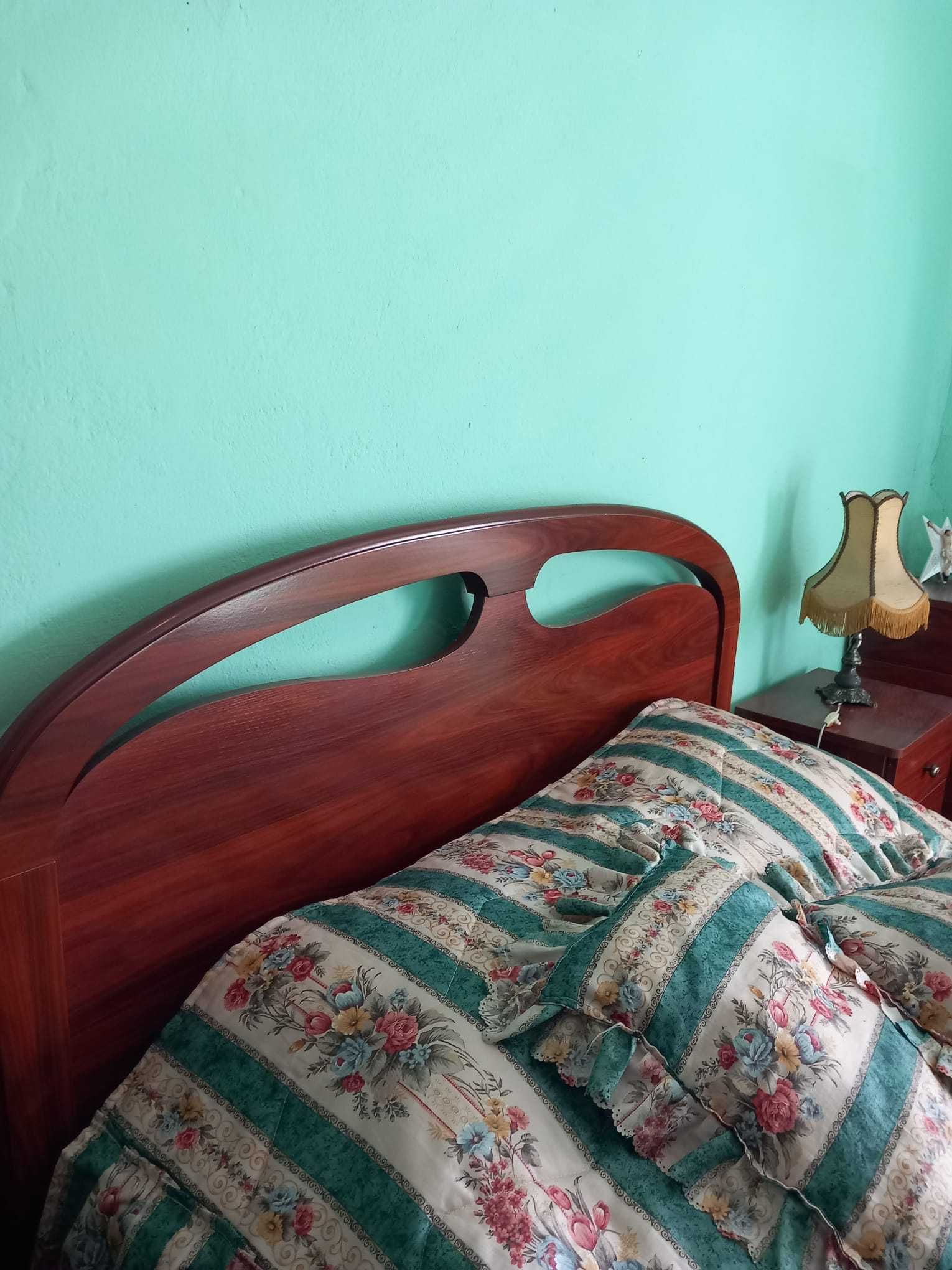 Cama em Excelente Estado (c/ Colchão)