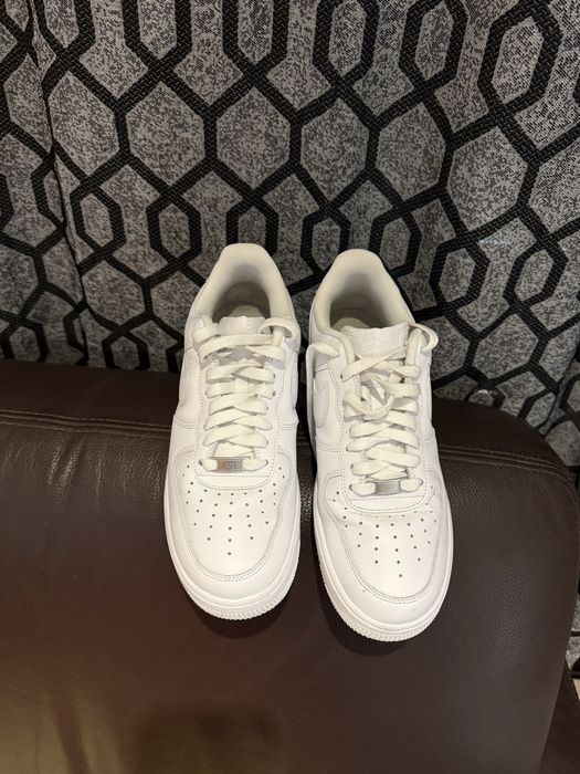 Um par de tenis nike AIR  branco nº 42/5