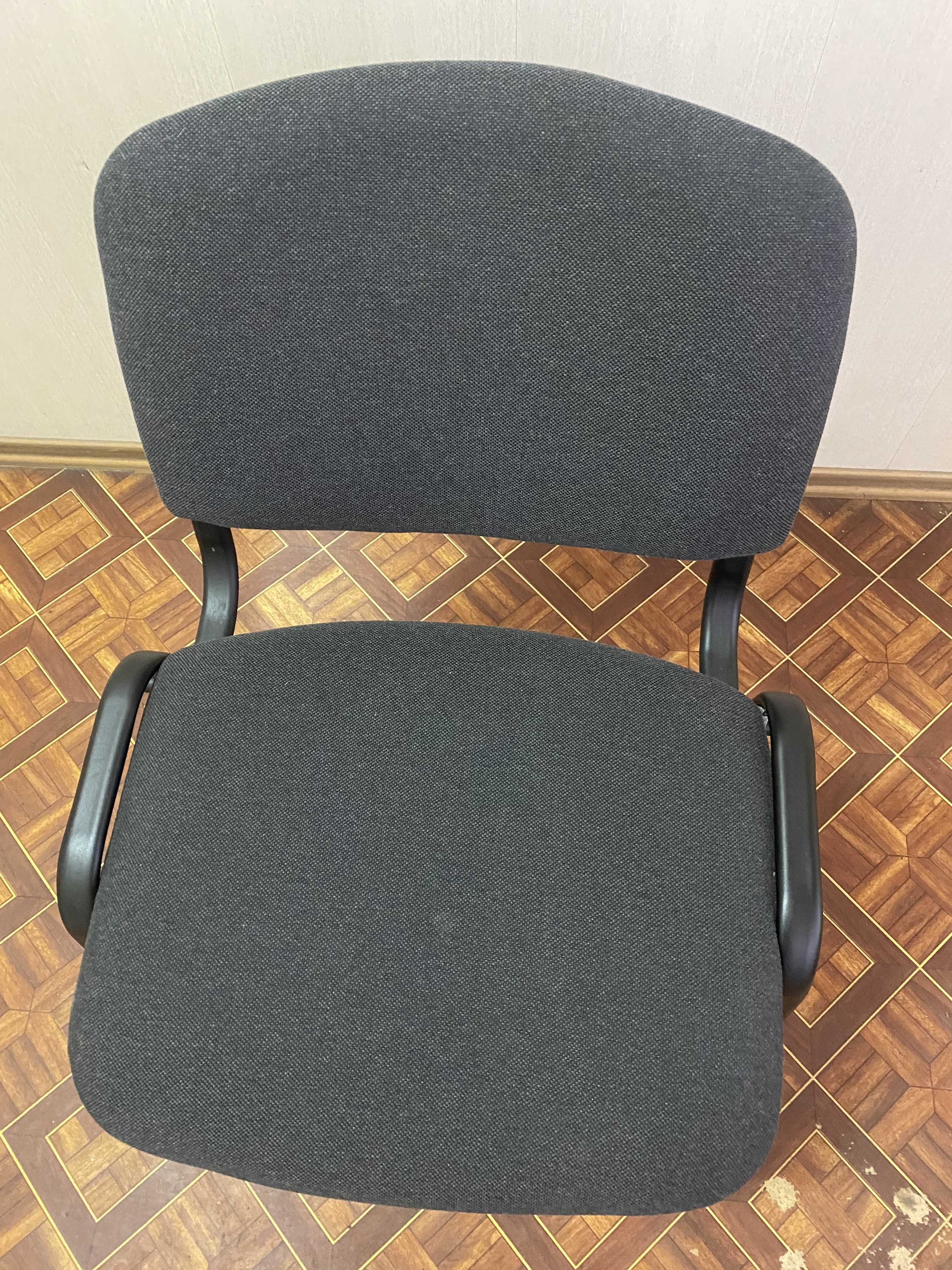 Продам стулья офисные модель Ізо в хорошем состоянии
