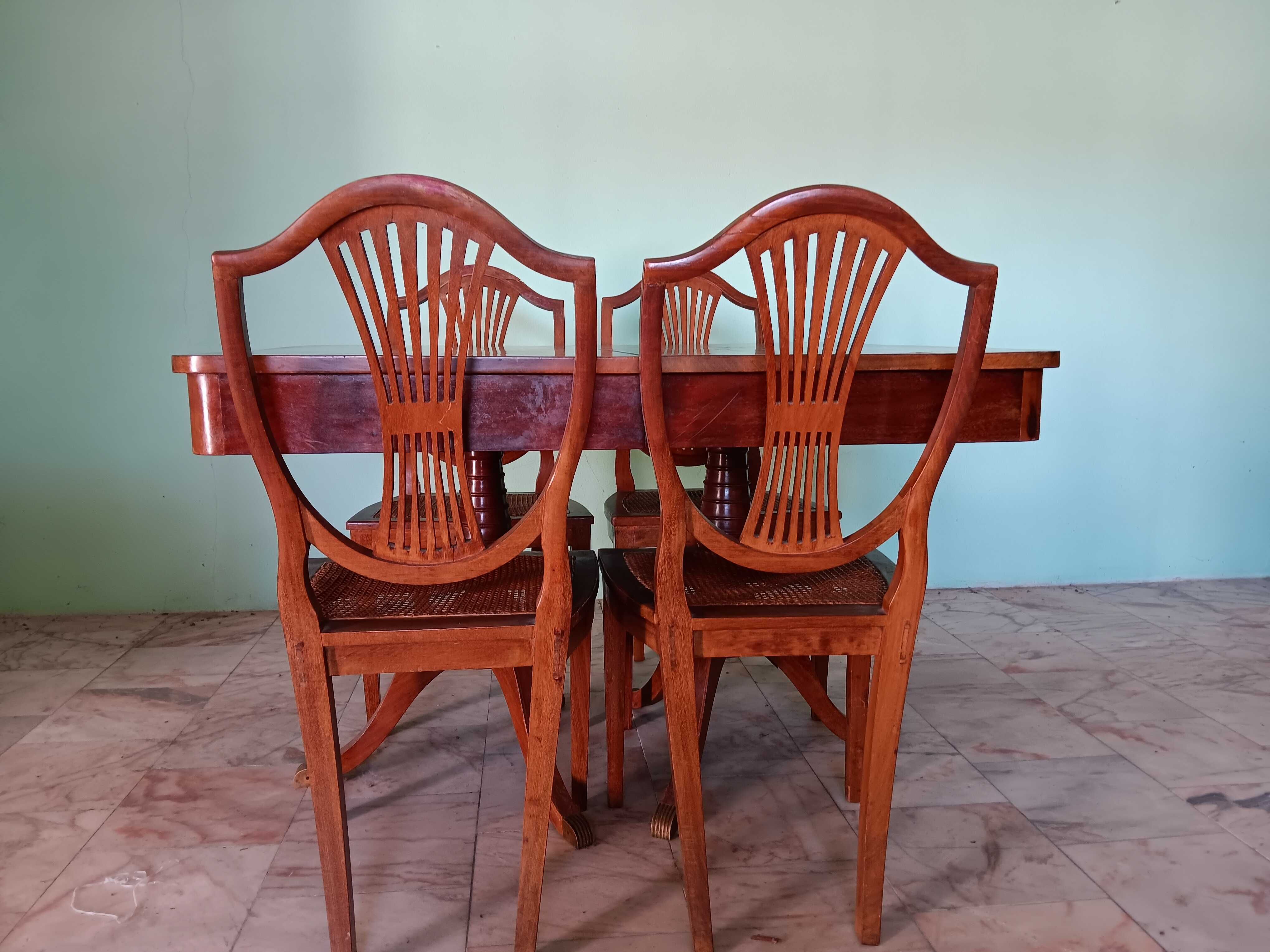Mobilia de sala de jantar. Convidativa.