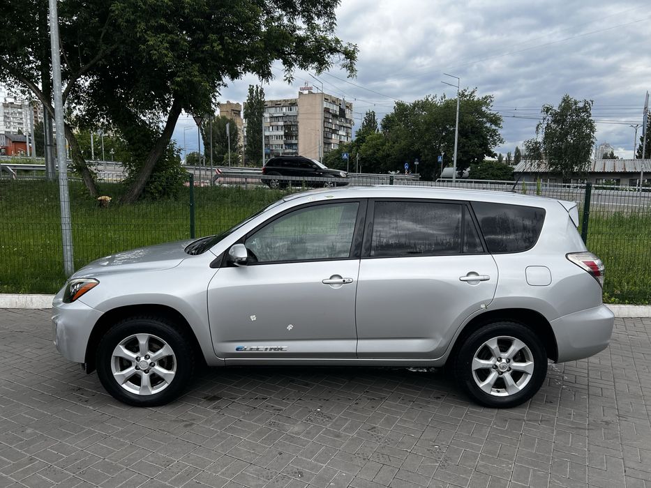 Toyota rav4 ev електромобіль