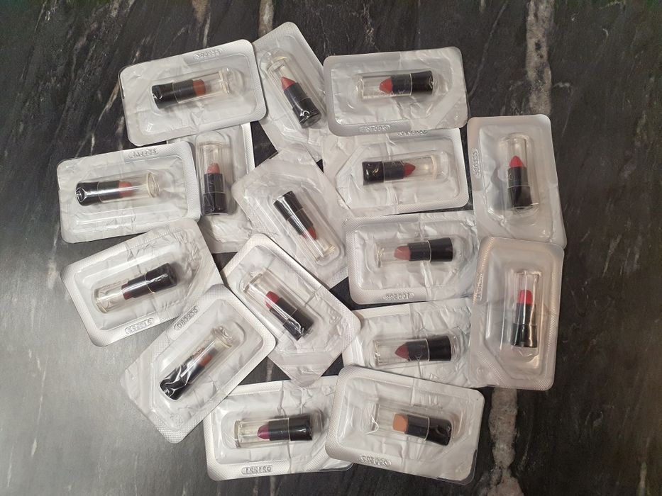 28 próbek szminek Avon