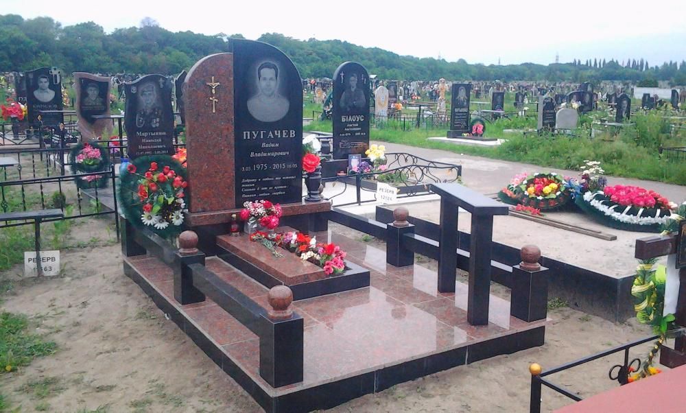 Гранітні пам'ятники будь якого кольору.  Доставка, встановлення.